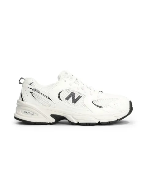 New Balance Kids tenis 530 con agujetas y detalle del logo