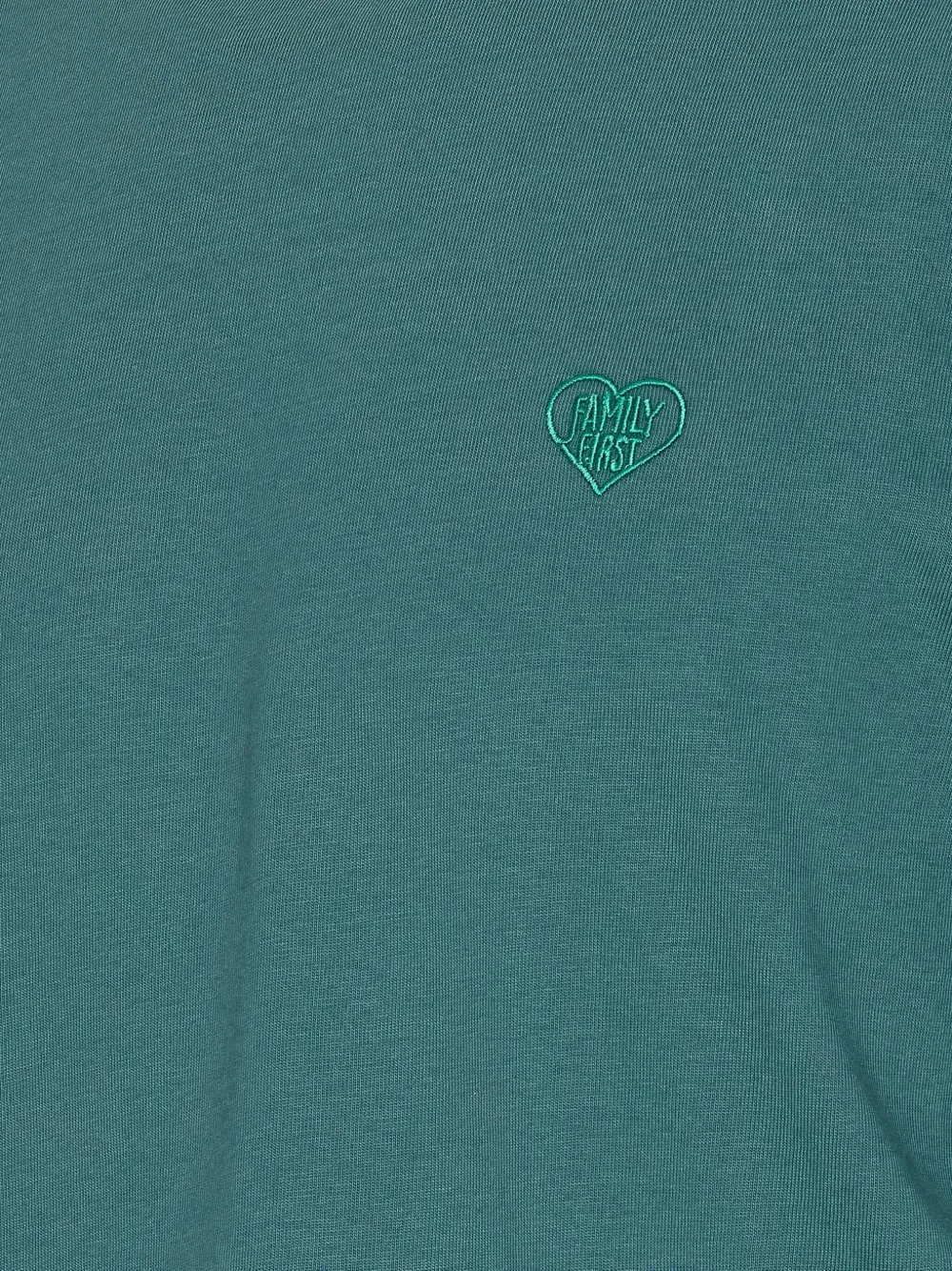 Family First T-shirt met geborduurd hart en ronde hals Groen