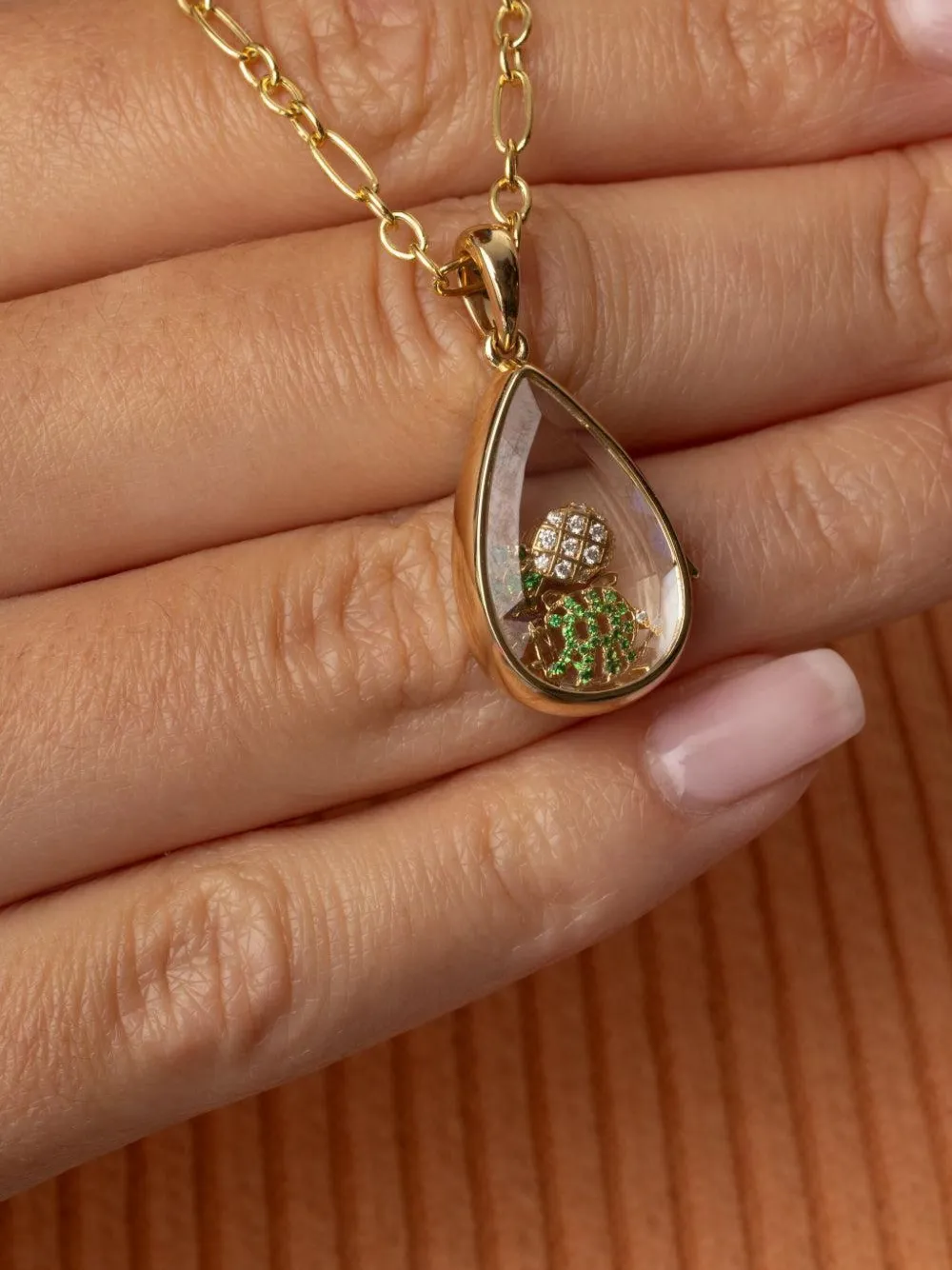 Loquet 18k Yellow Gold Turtle Diamond And Tsavorite Charm In Gold