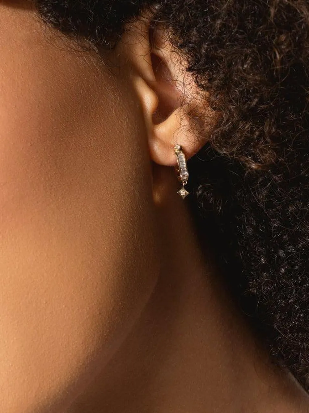 Loree Rodkin aretes Gothic en oro amarillo de 14kt con diamante | Joyas de lujo | Image 2