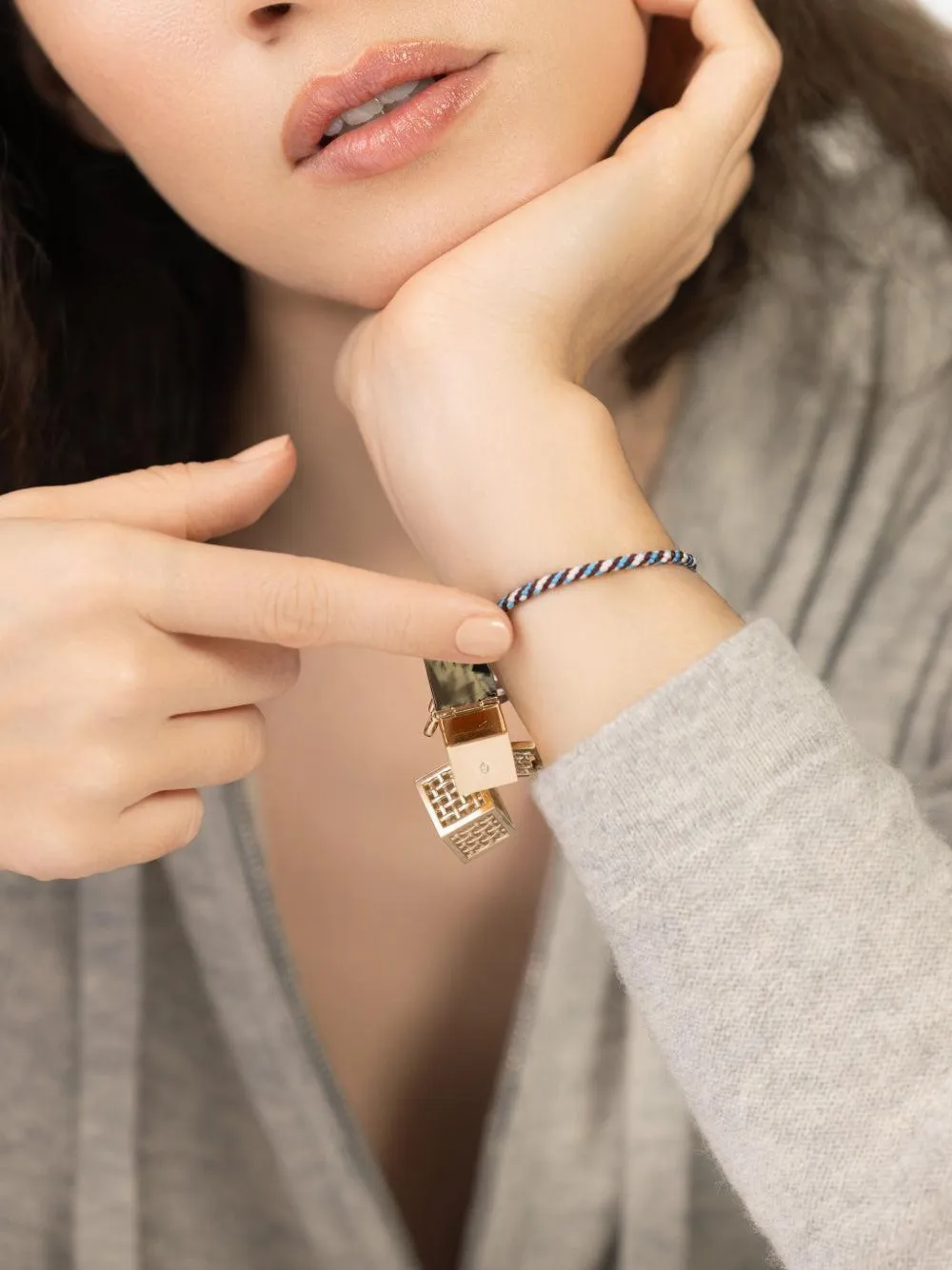 Marla Aaron pendentif Charmed en or 14ct | Colliers délicats | Image 2