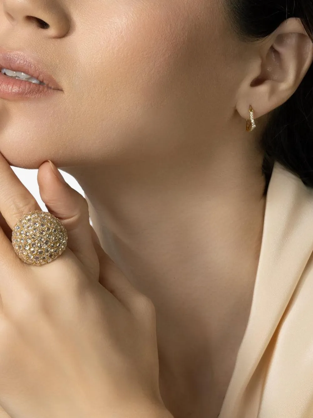 Parulina aretes estilo huggie Briar en oro amarillo de 18kt con diamante | Image 2