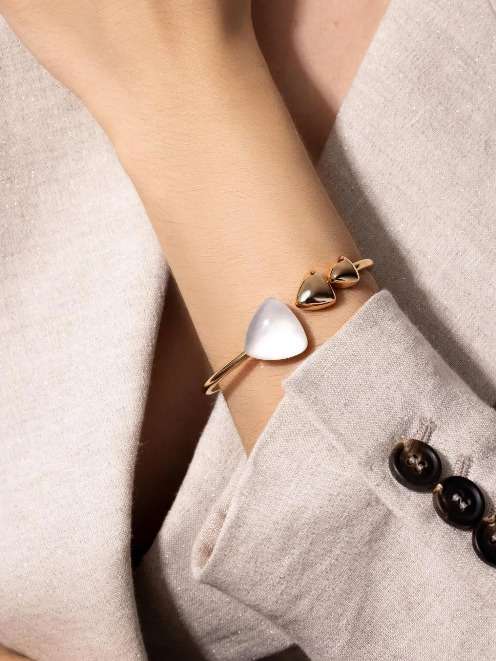 VHERNIER 18kt Rock Crystal Rotgoldarmband mit Perlmutter | Image 2