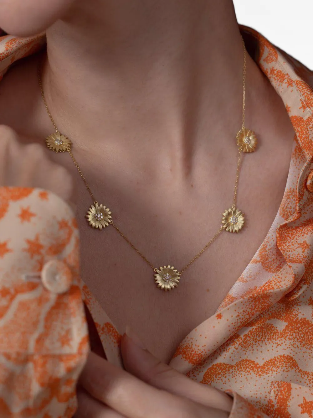 Tanya Farah 18kt Yellow Gold Daisy 5 Diamond Necklace In Gold