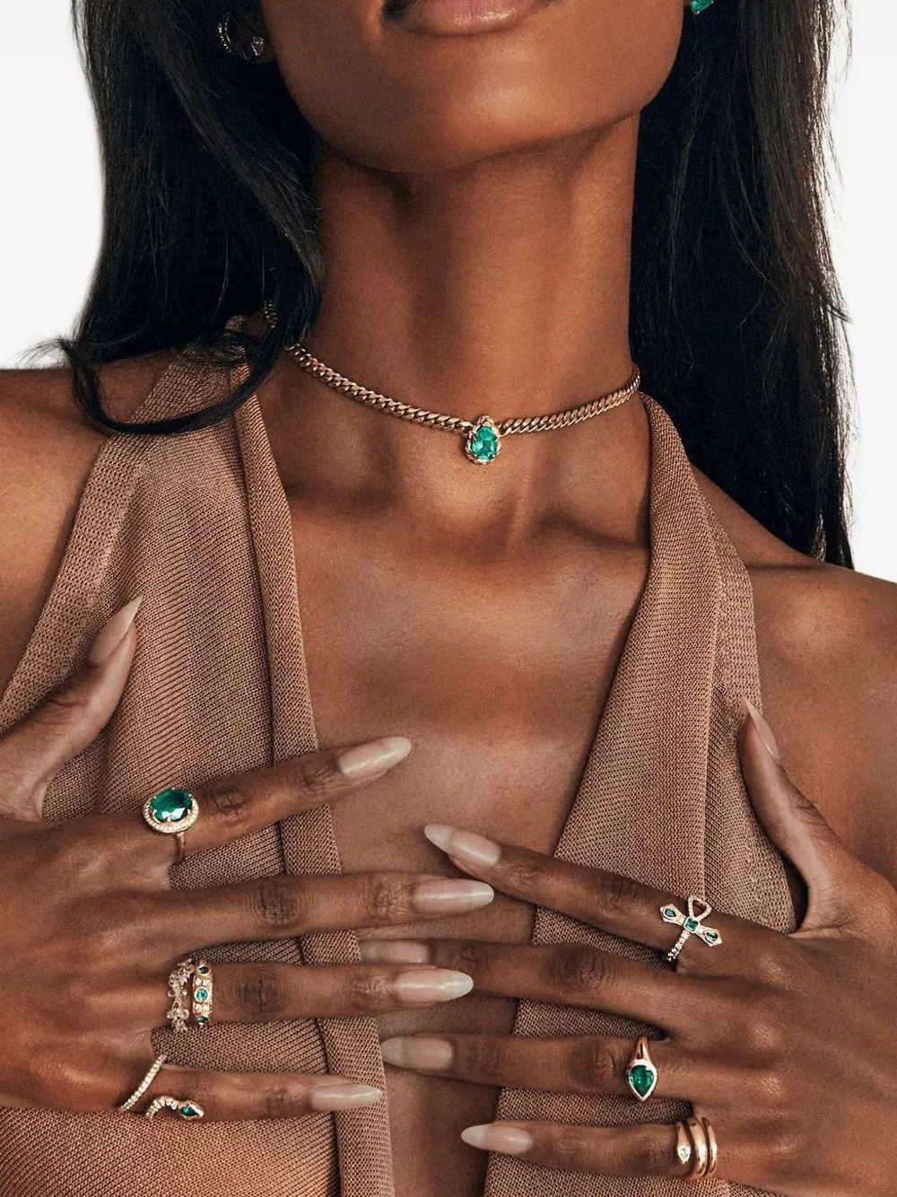 Logan Hollowell anillo Eternal Ankh en oro amarillo de 14kt con diamantes y esmeraldas | Joyas de lujo | Image 2