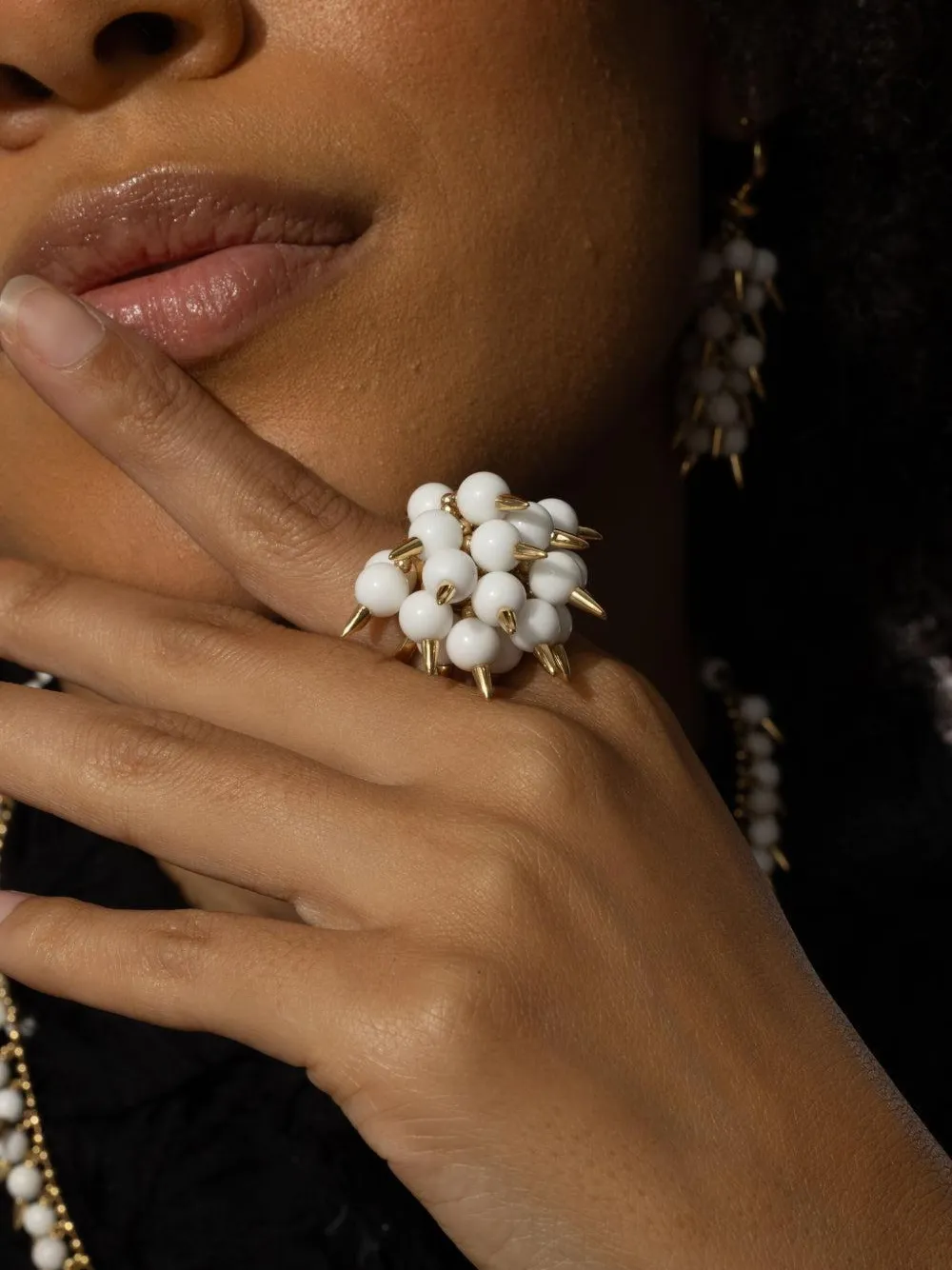 Brooks Brothers anillo Spiked Muse en oro amarillo de 18kt con diamantes y ónix | Image 2