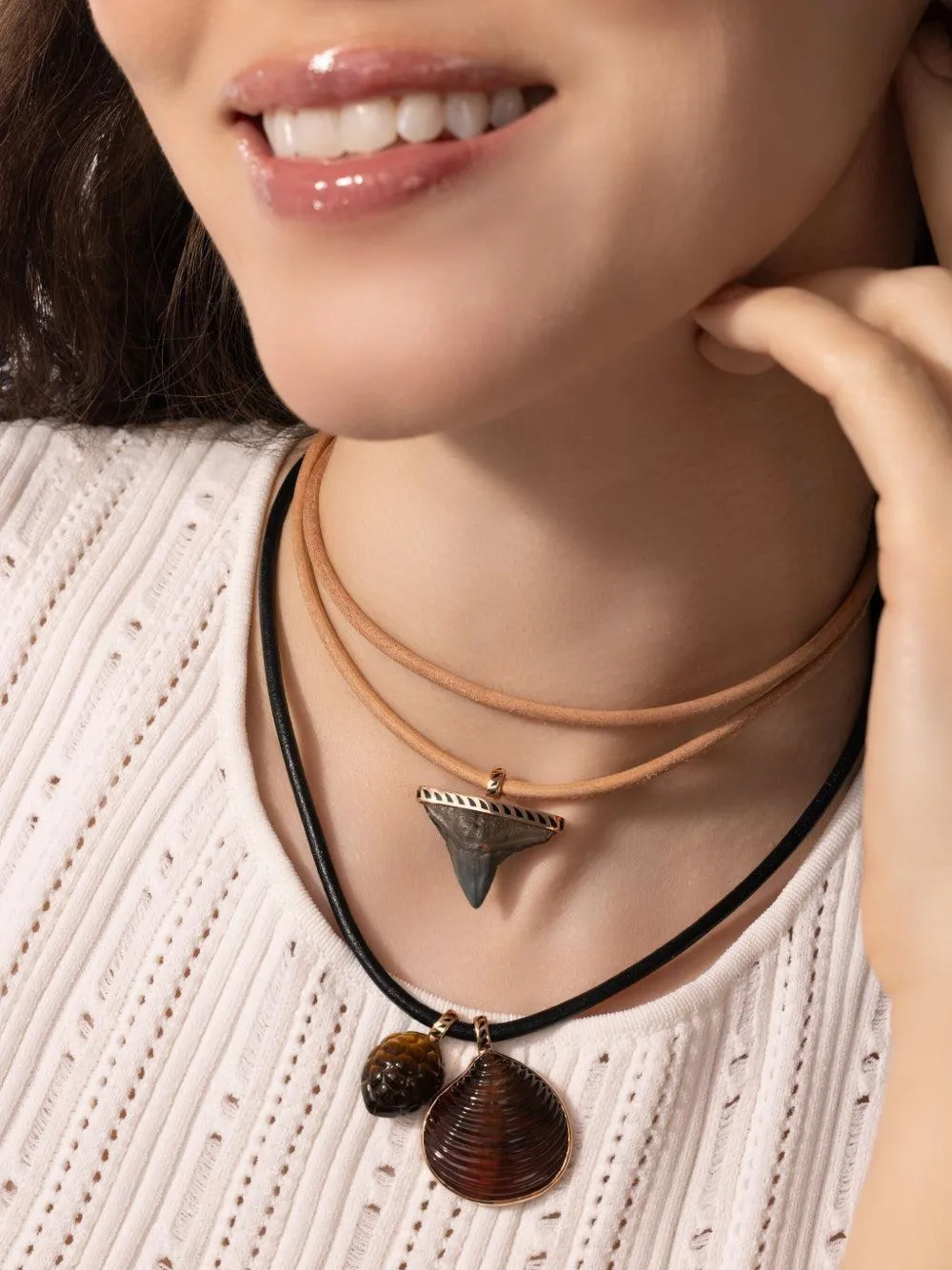 Dezso 18k Rose Gold Shark-tooth Pendant In Gold
