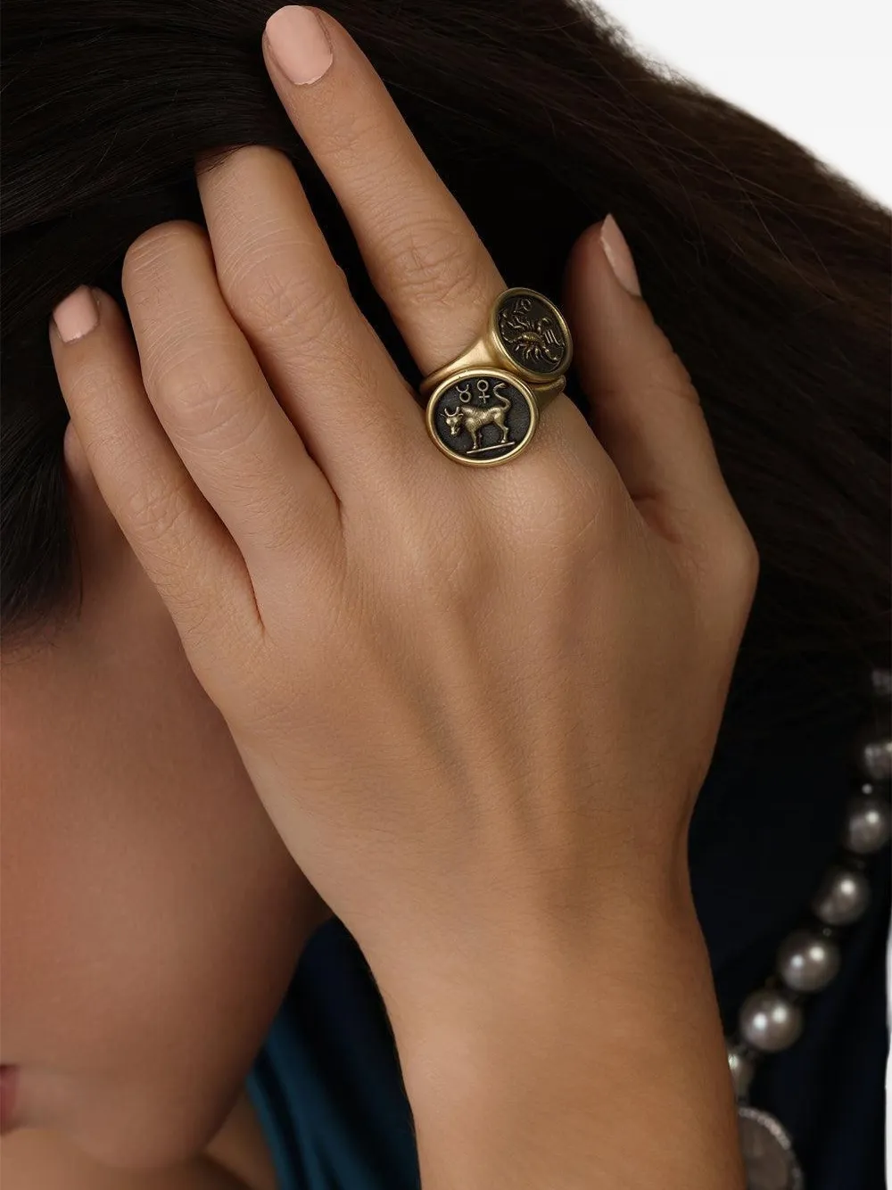 Sylva & Cie anillo de sello Scorpio Zodiac en oro amarillo de 18kt | Image 2