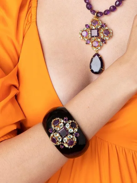 Bounkit Jewelry brazalete dorado con cuarzo y amatista