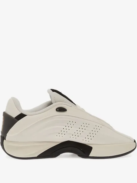 adidas Sneakers Nova Iinfinity con dettaglio traforato