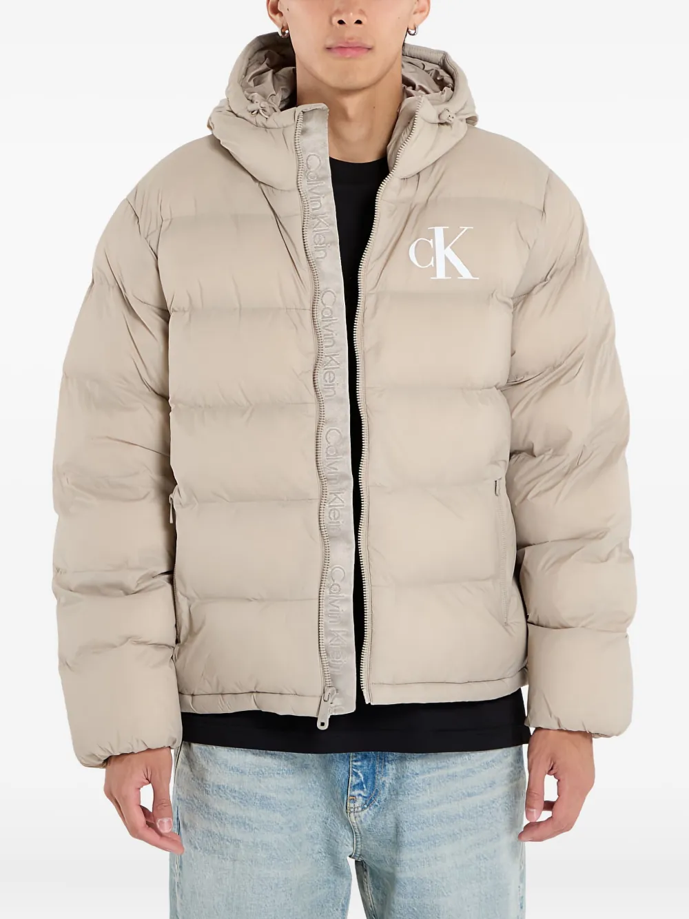 Calvin Klein モノグラム パデッドジャケット - ニュートラル Calvin Klein モノグラム パデッドジャケット - ニュートラル