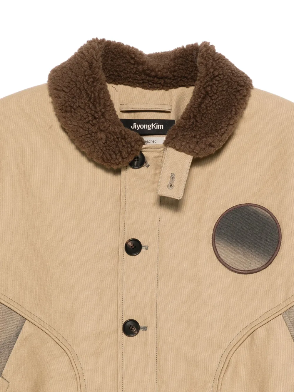 JiyongKim Jack met knoopsluiting en ronde patch Beige