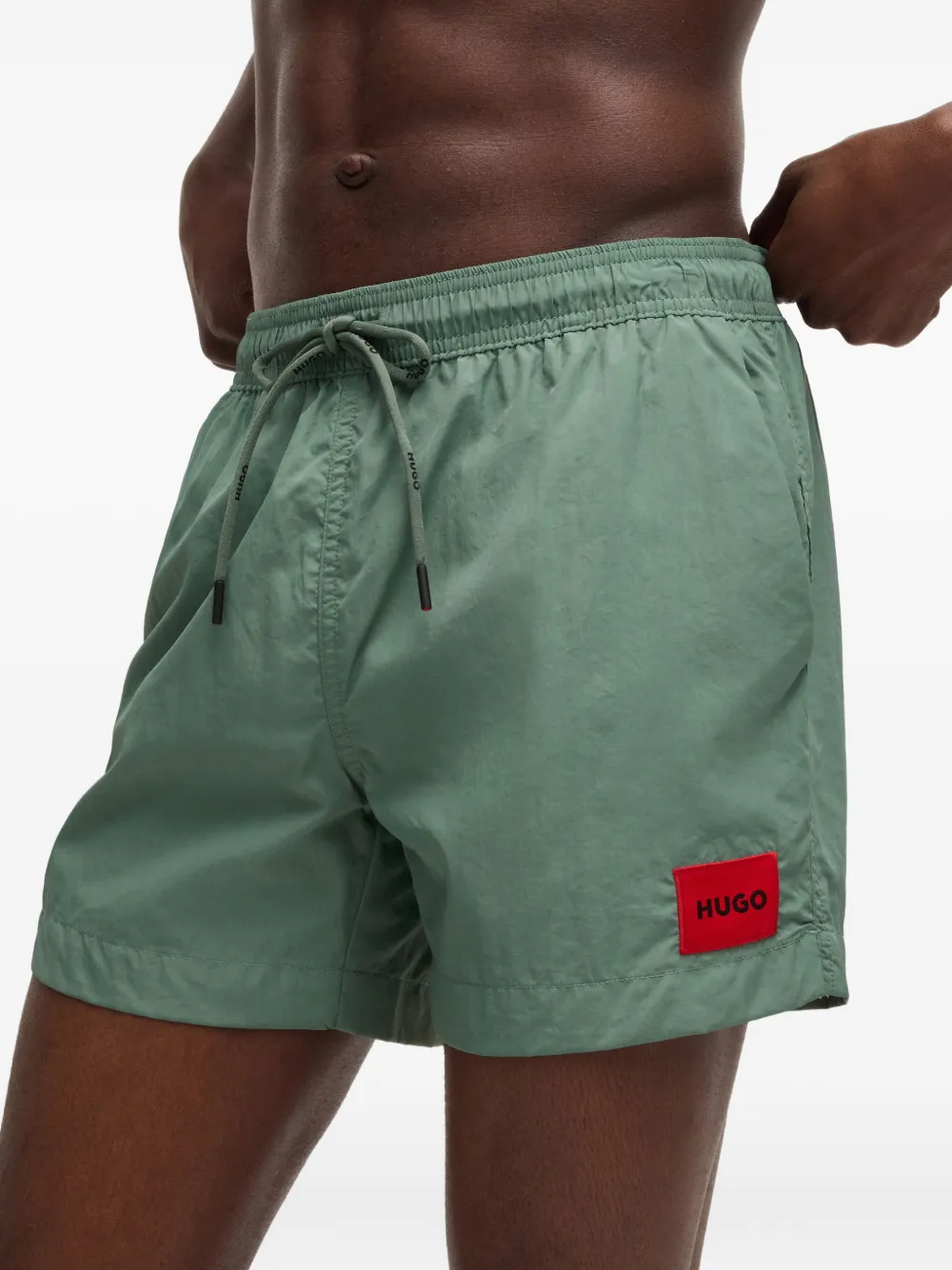 HUGO Bermuda de praia com patch de logo | Shorts de praia | Image 2