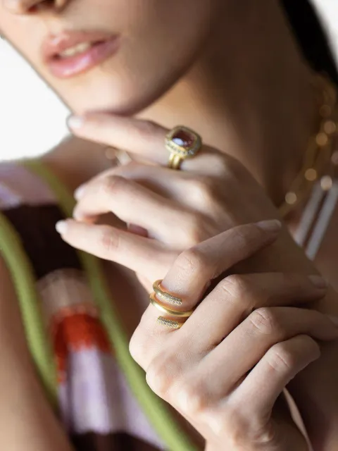 Leigh Maxwell anillo Amani Spring en oro amarillo de 18kt con diamantes