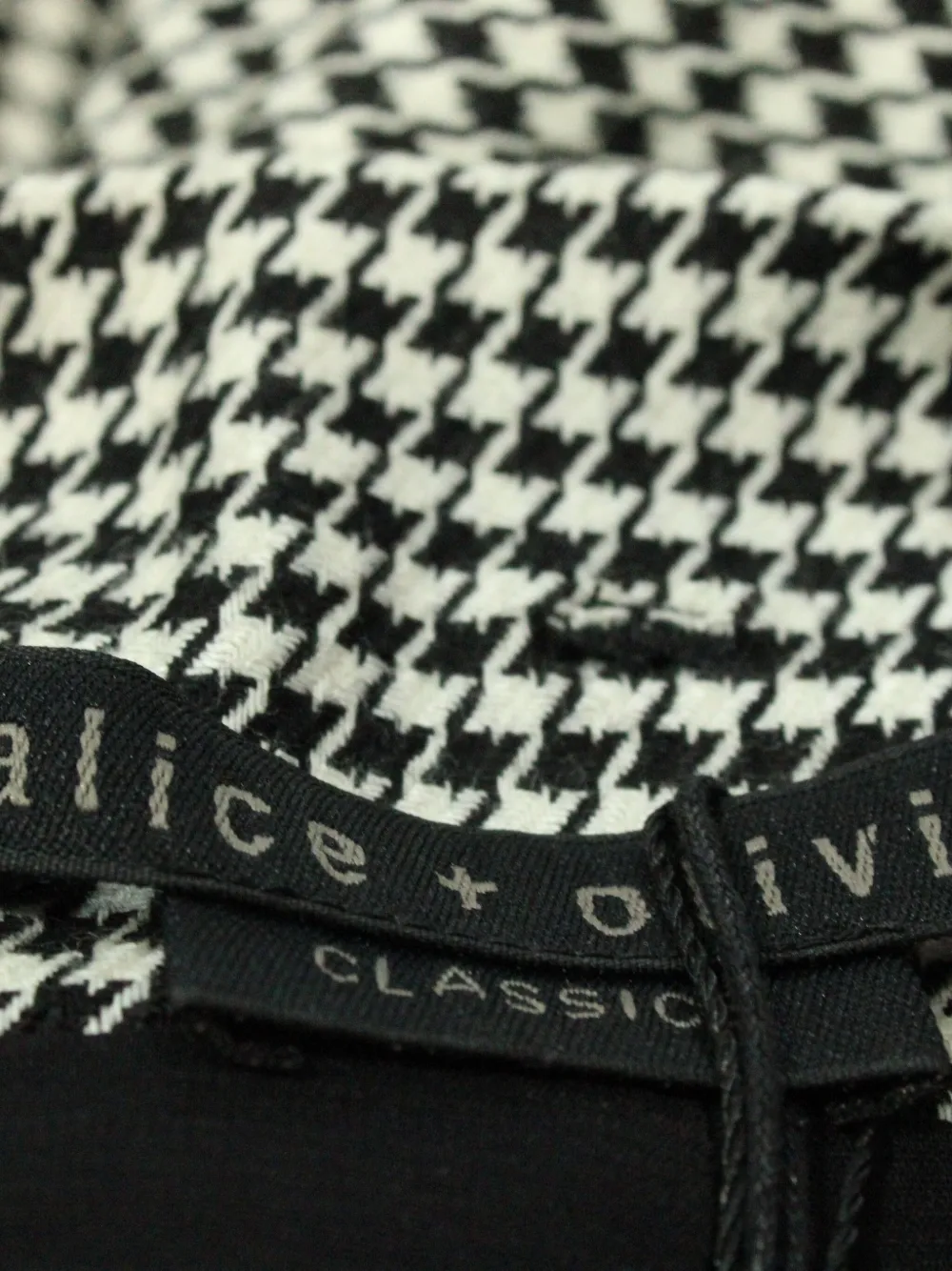 Pre-owned Alice And Olivia Houndstooth Belted Mini Skirt In Black