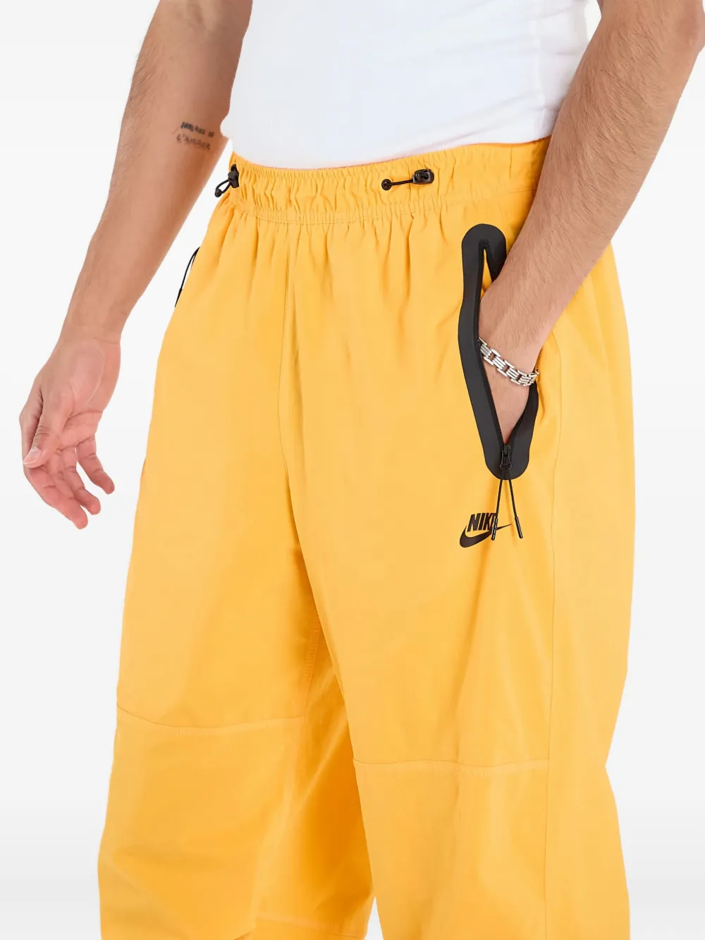 Nike Geweven broek met ritszak Geel