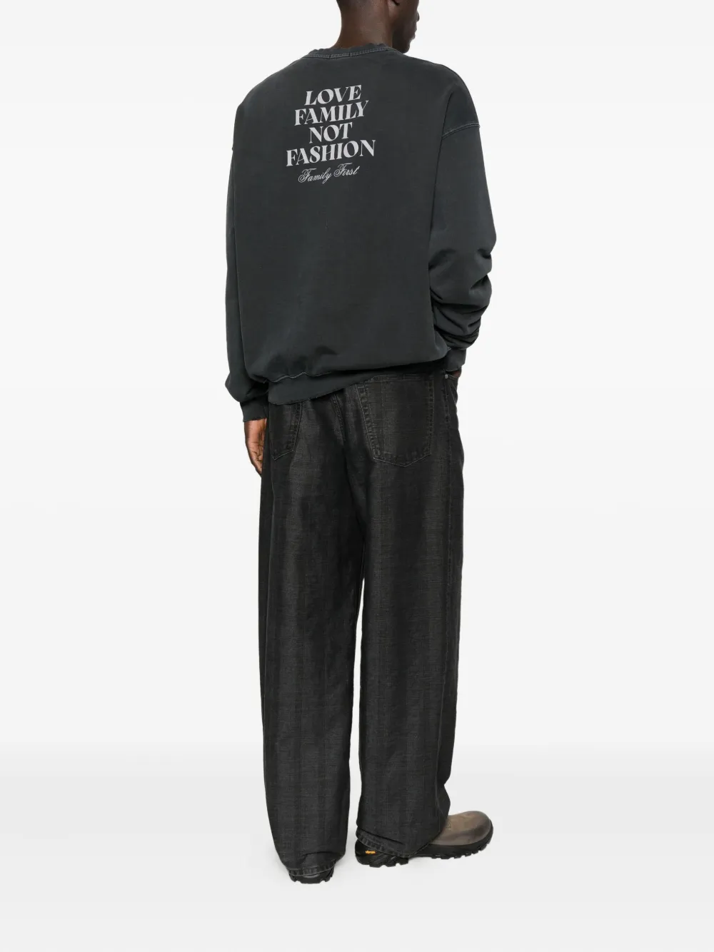 Family First Sweater met tekst - Zwart