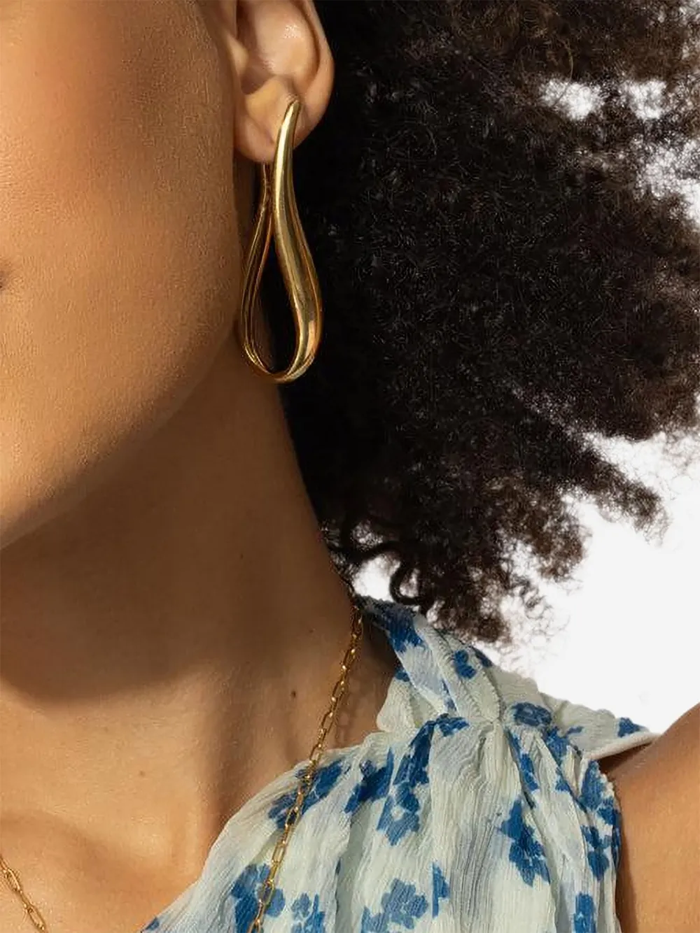 Lisa Nik aretes Wavy Elongated en oro amarillo de 18kt | Image 2