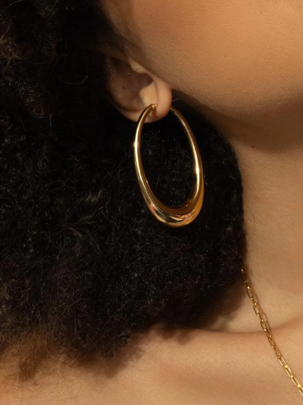 Lisa Nik arracadas ovaladas en oro amarillo de 18kt | Image 2