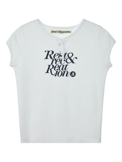 Rest&Recreation playera manga corta con logo