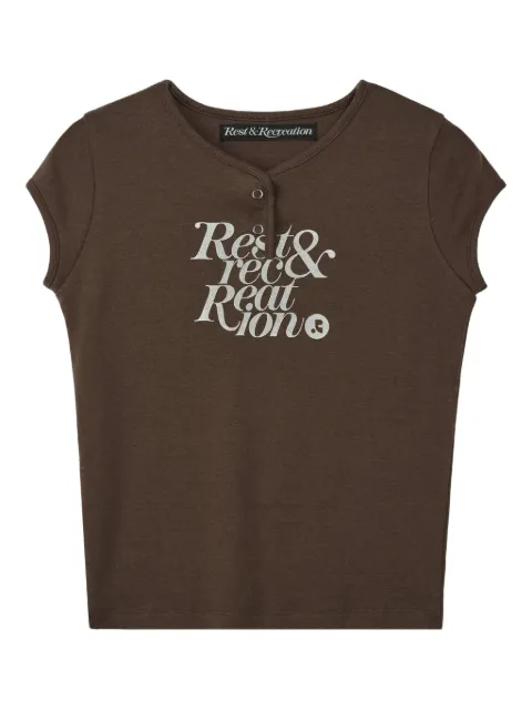 Rest&Recreation playera con logo estampado manga corta