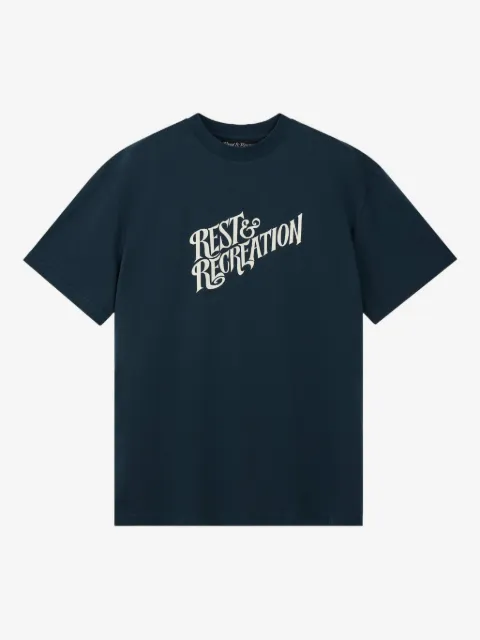 Rest&Recreation playera con logo estampado