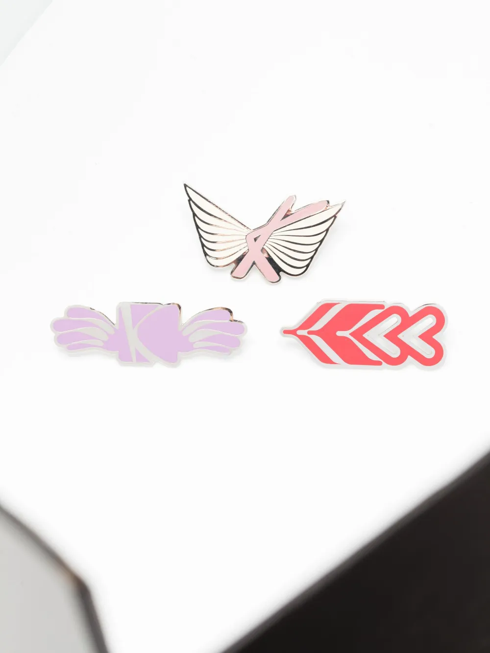 Kiko Kostadinov Graphic-print Pins In Gold