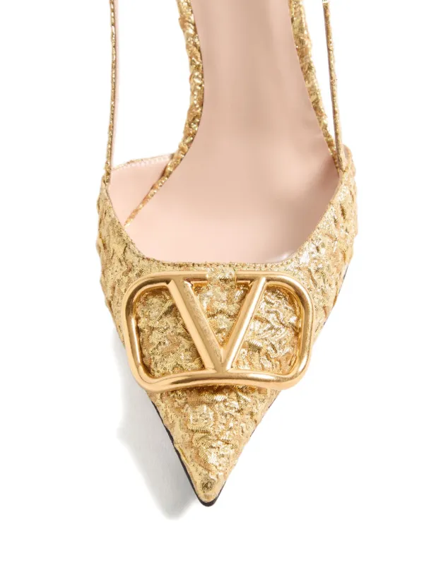 VALENTINO ゴールドのロゴバックルが特徴のスリングバックパンプス。 Valentino Garavani Vロゴ シグネチャー スリングバック パンプス