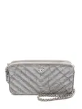 CHANEL Pre-Owned chevron-quilted chain wallet - Silver