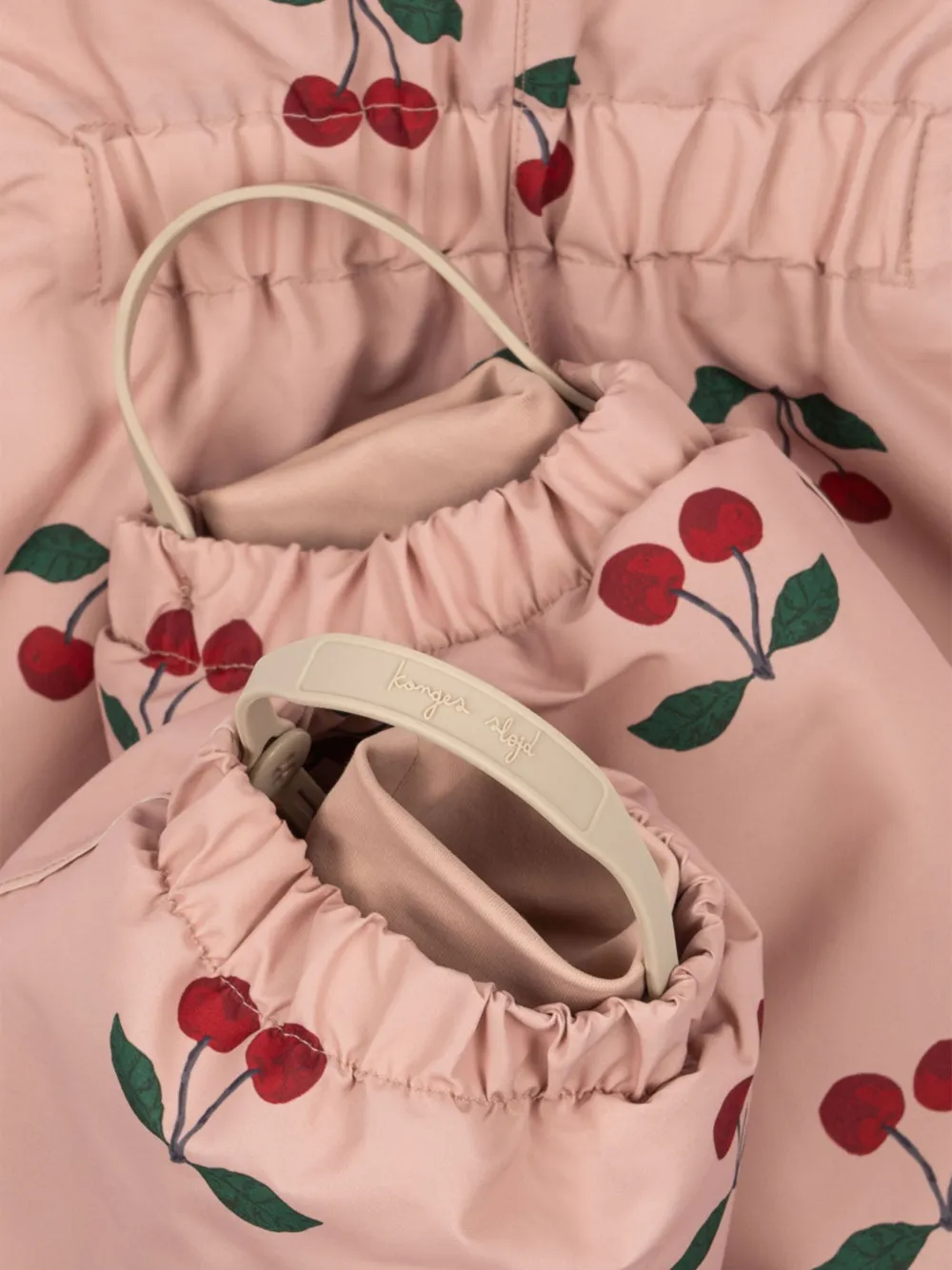 Konges Sløjd Sneeuwpak met kersenprint en capuchon Roze