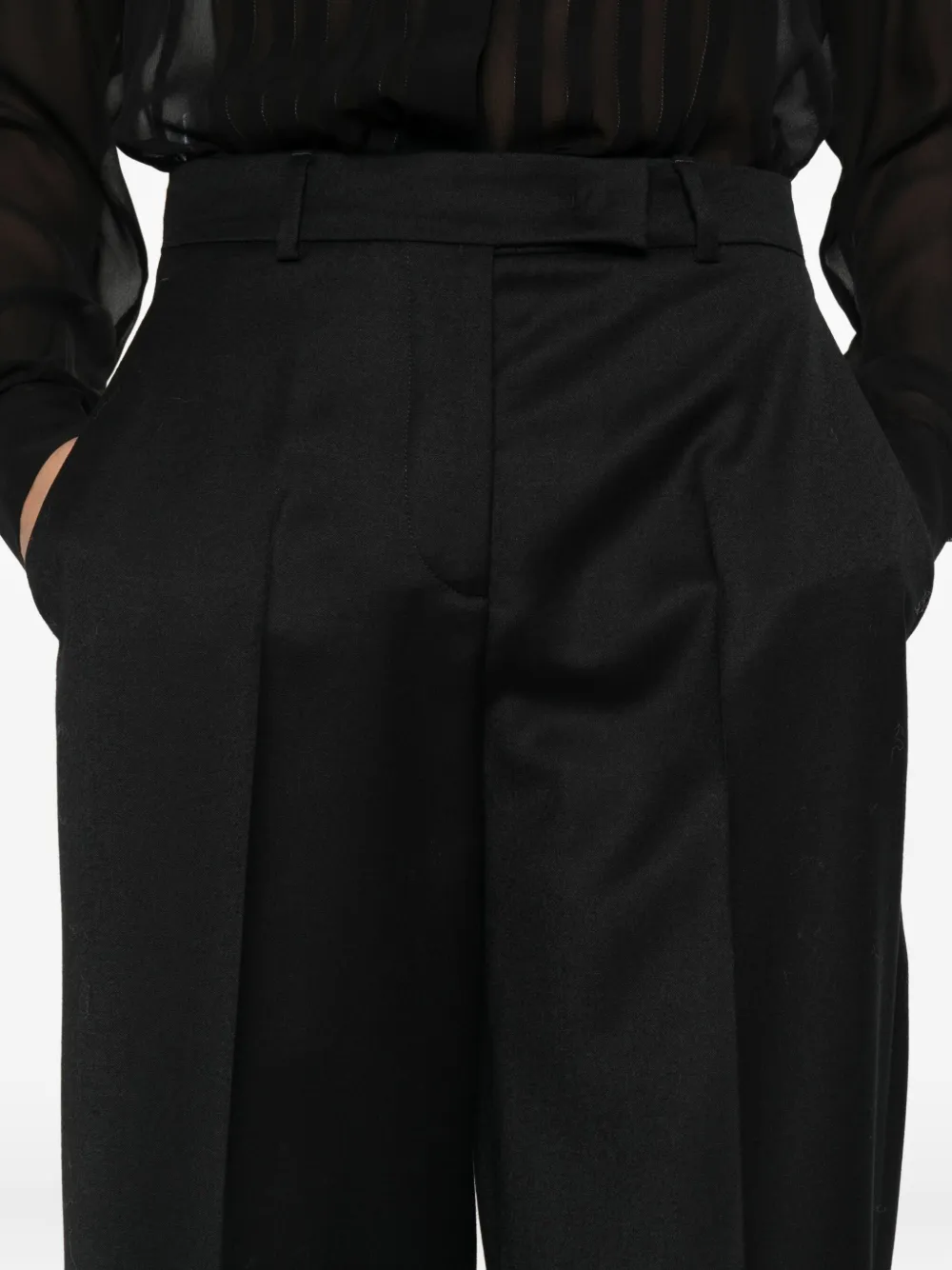 Quelledue Teodora Straight-leg Trousers In Black
