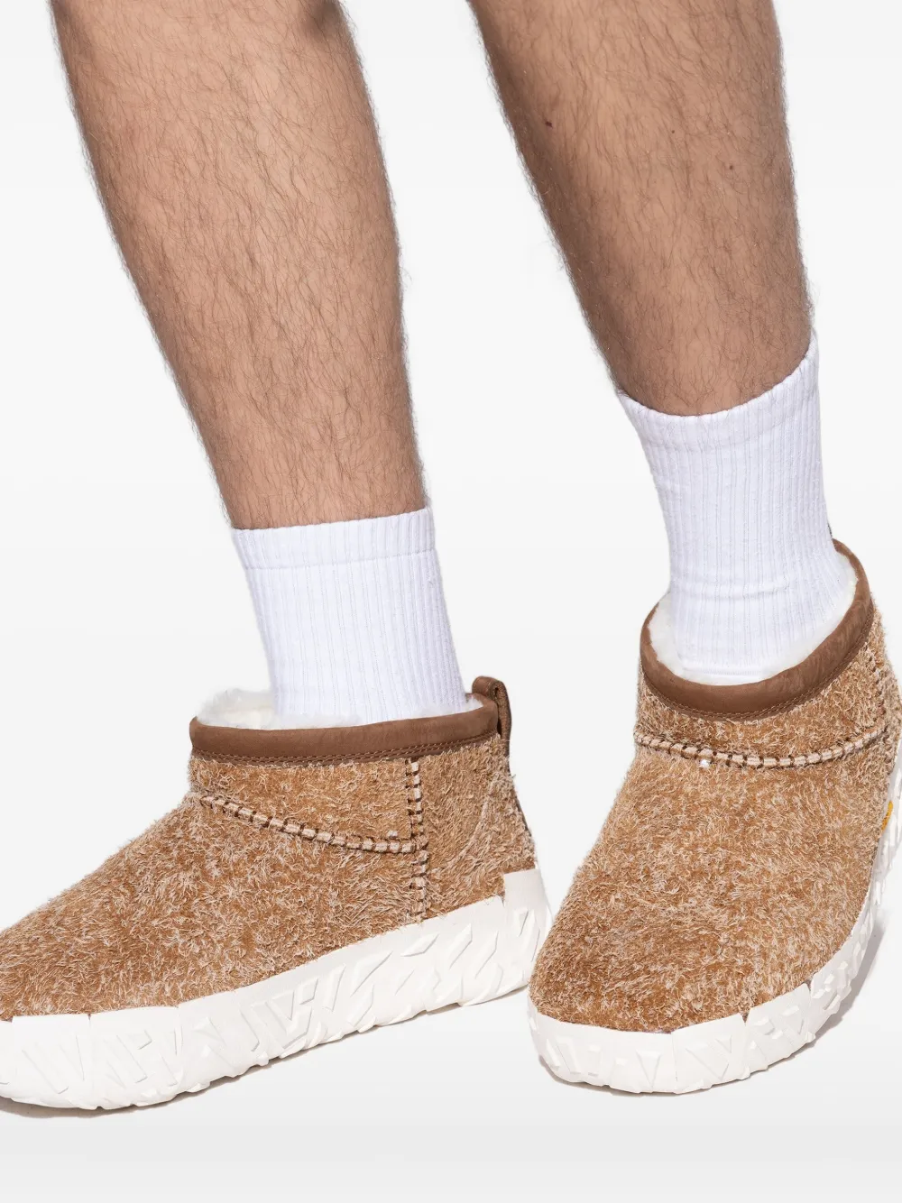 UGG Classic Ultra Mini suède laarzen met textuur Bruin
