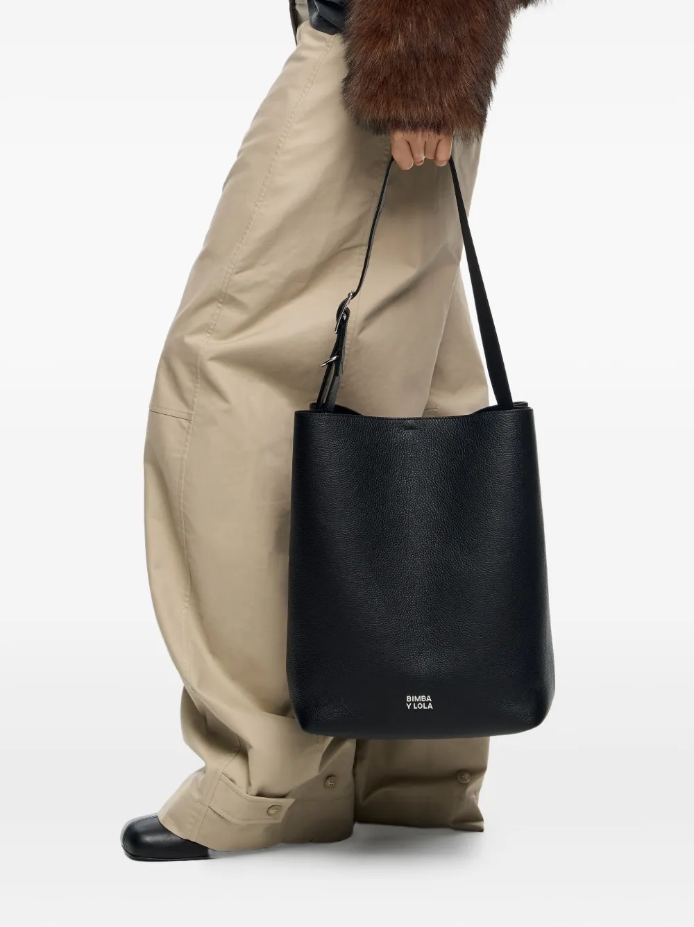 Bimba y Lola Grote Carlino leren schoudertas met gespdetail - Zwart