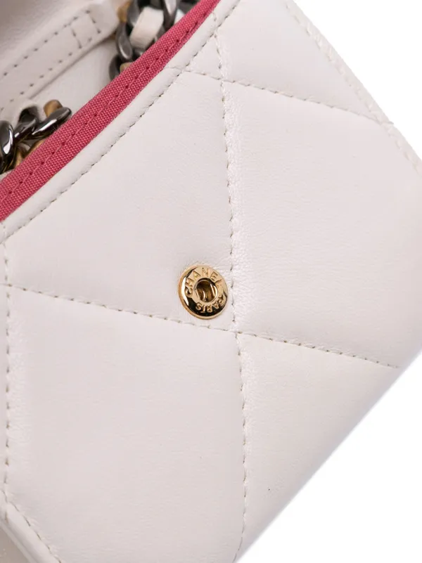 CHANEL Pre-Owned 2020 Quilted Lambskin Chanel 19 Card Holder On