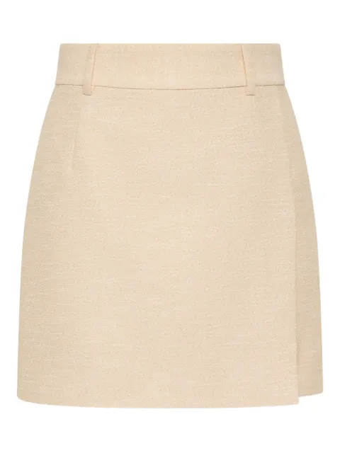 Rebecca Vallance skorts Winnie