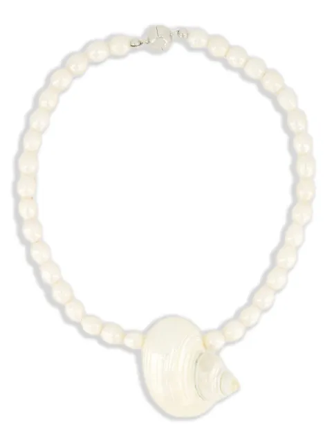 JULIETTA collar de perlas con dije de concha de mar