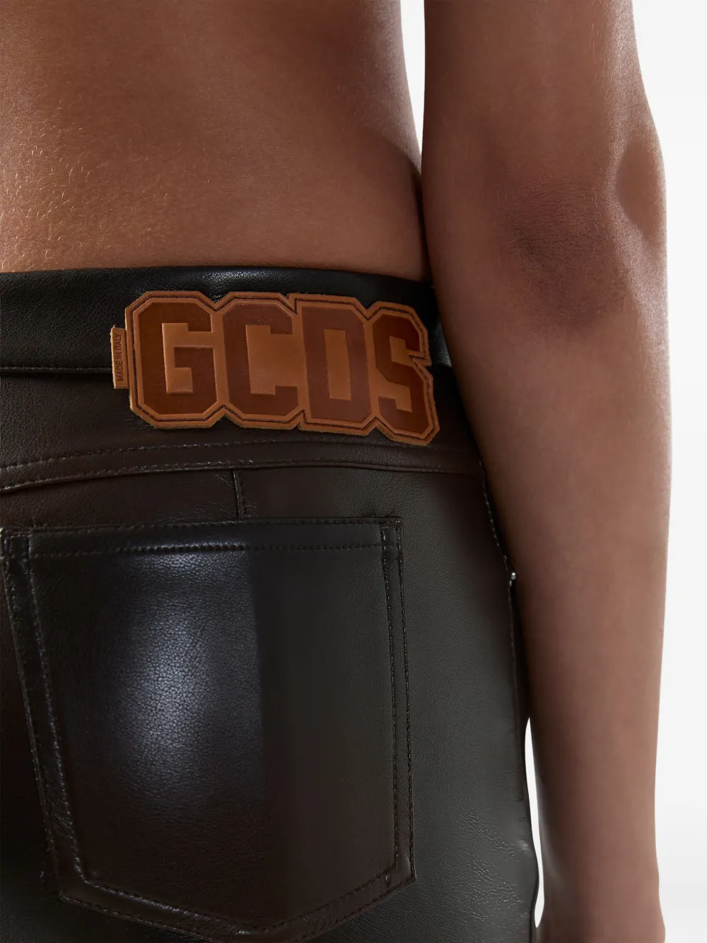 GCDS Broek met logopatch en split Bruin