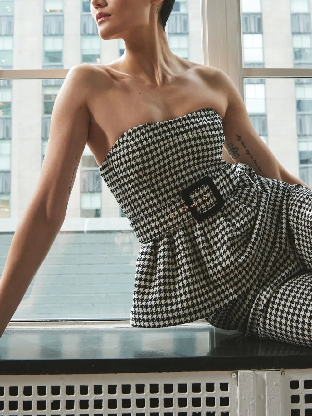 Cara Christopher flared broek met pied-de-poule print Zwart