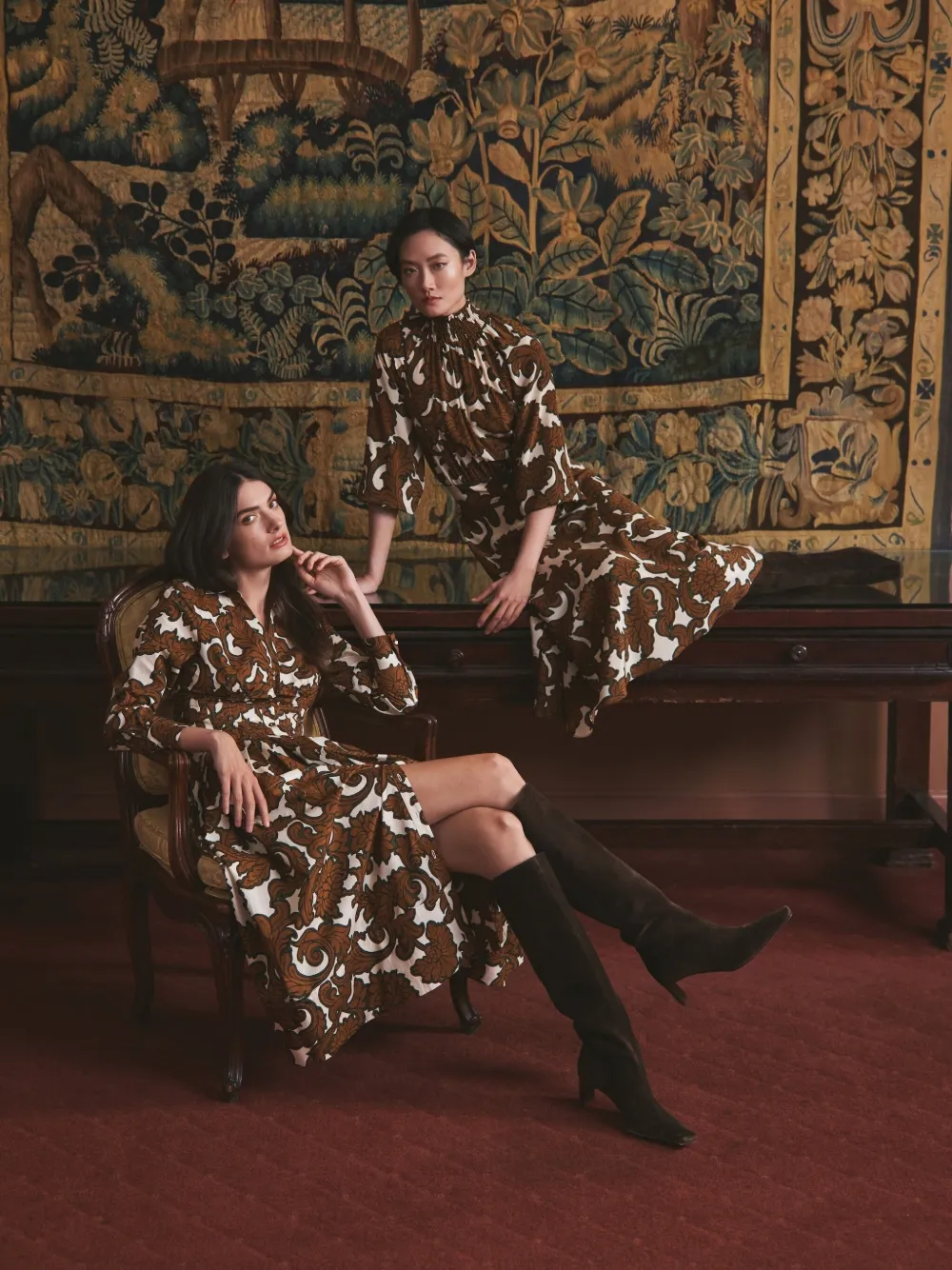 Cara Geplooide jurk met bloemenprint Bruin