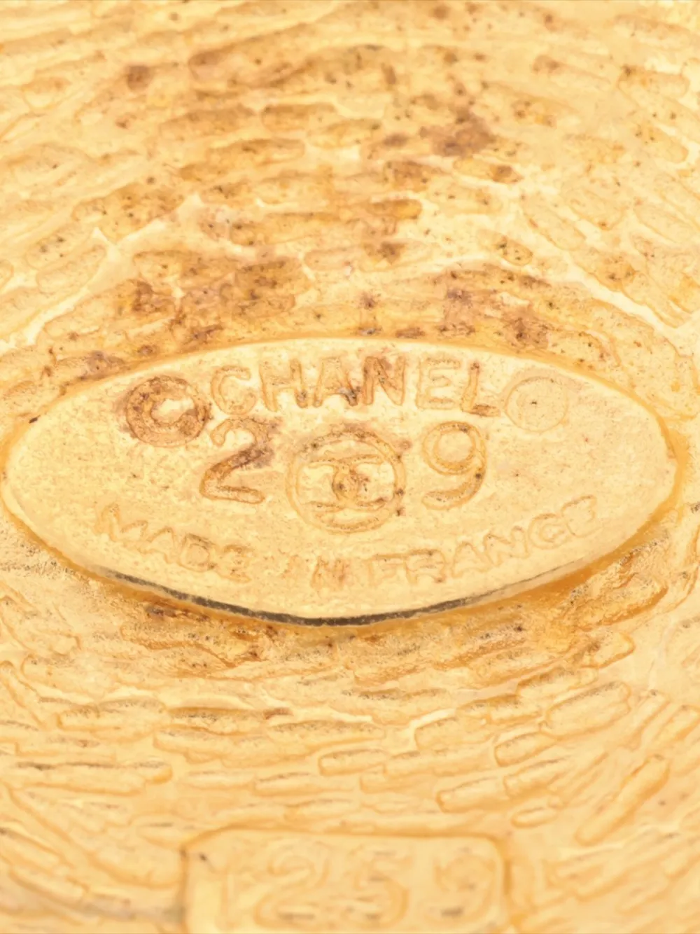 Pre-owned Chanel 1994 Interlocking Cc Brooch In Gold