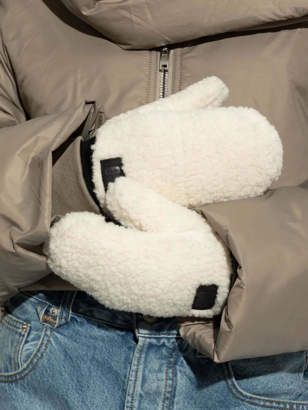 Ugg Logo-patch Mittens In Neutral
