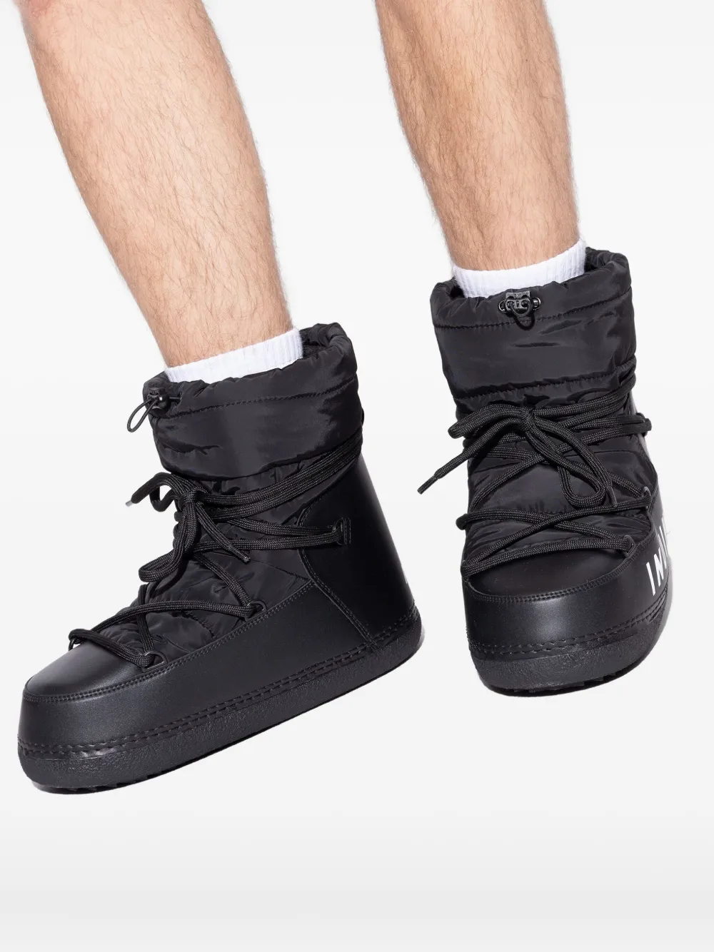 Inuikii Mountain gewatteerde snowboots met veters Zwart