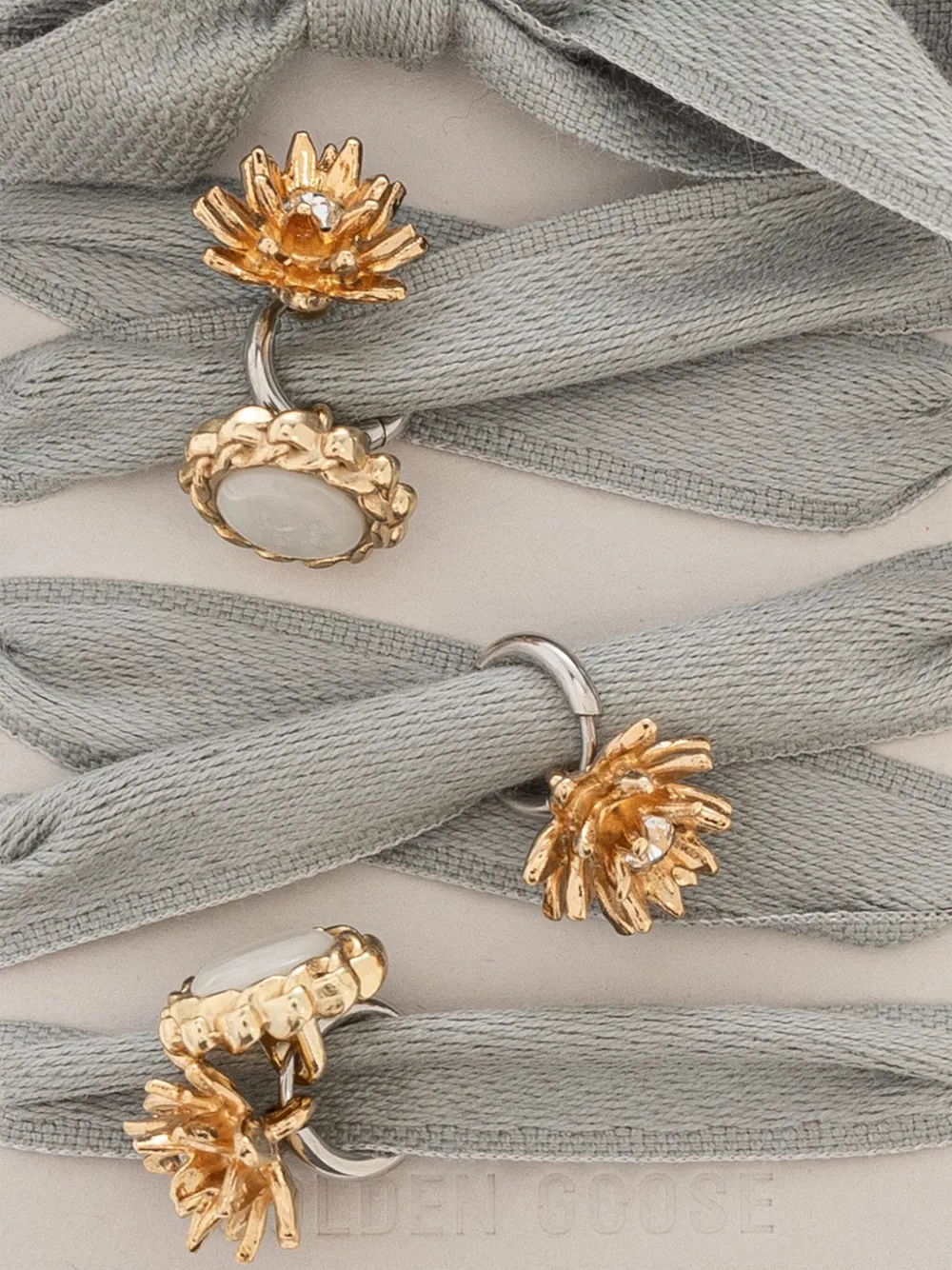 Golden Goose Schoenveters verfraaid met bedel Grijs