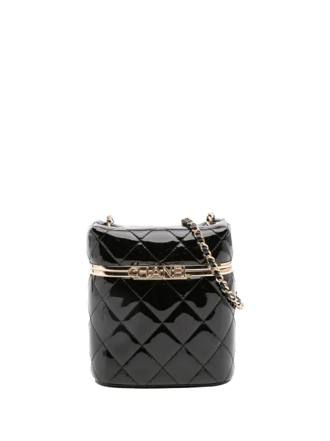 CHANEL Pre-Owned شنطة مستحضرات تجميل لامعة مبطنة بسلسلة وشعار الماركة 2021-2025