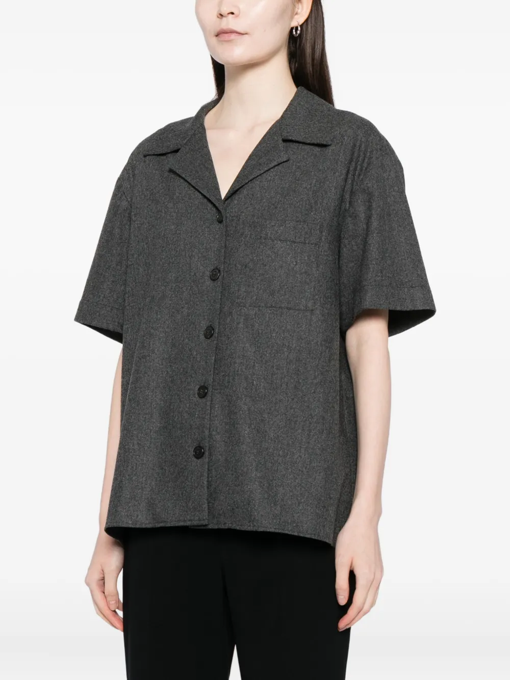 KHAITE Riordan blouse met knopen en korte mouwen Grijs