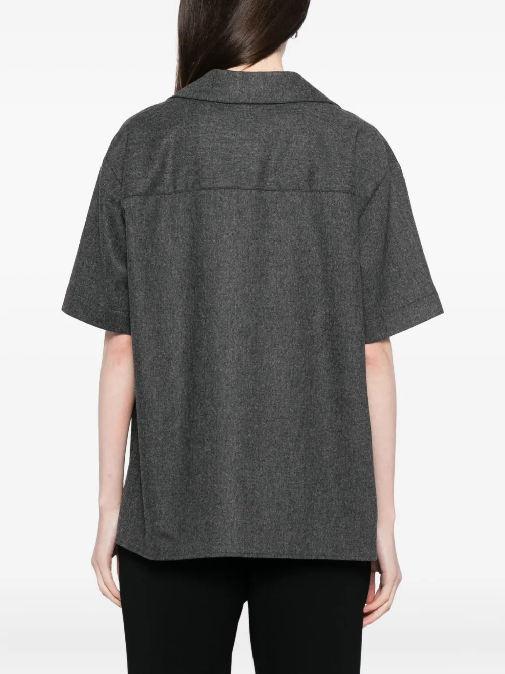 KHAITE Riordan blouse met knopen en korte mouwen Grijs