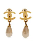 CHANEL Pre-Owned 1995 CC Mark pearl earrings - Gold