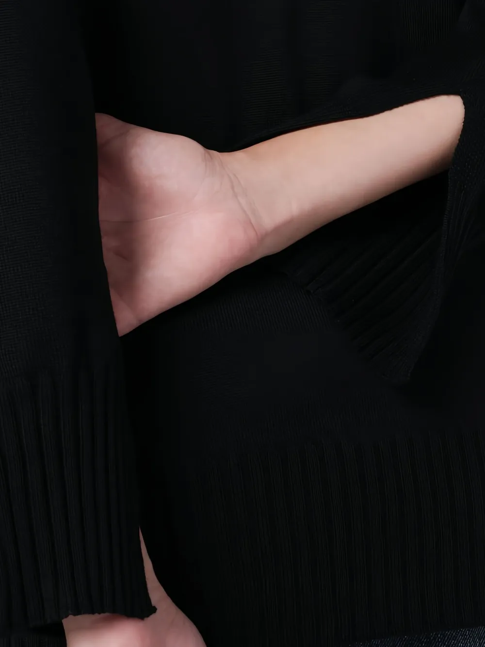 Roberto Collina Trui met V-hals en manchetten Zwart