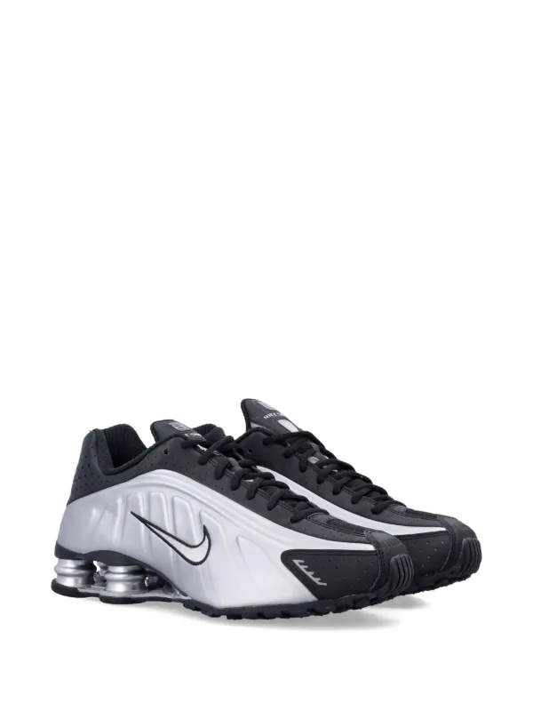Nike Shox スニーカー ブラック/シルバー Nike Shox メタリック スニーカー | シルバートーン | FARFETCH JP