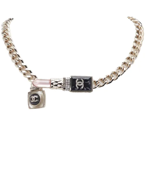 CHANEL Pre-Owned قلادة سلسلة 'ستراس أند غلاس ليبستيك' مطلية ذهب ودلاية لؤلؤ صناعي 2022